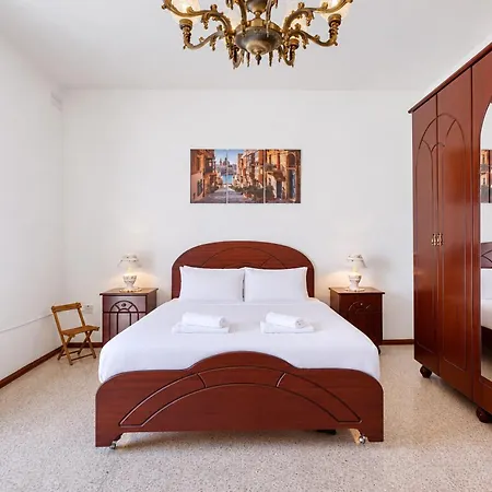 3-bed Maltese In Luqa, Mins To The Airport Luqa