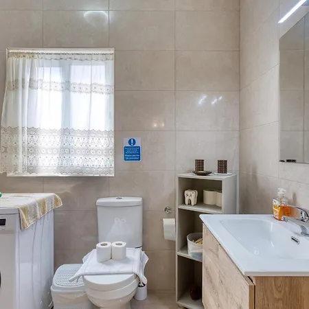 Holiday home 3-bed Maltese In Luqa, Mins To The Airport *
