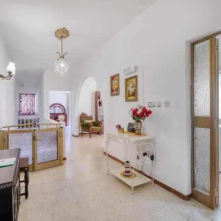 3-bed Maltese In Luqa, Mins To The Airport *