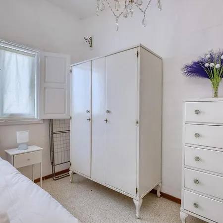 3-bed Maltese In Luqa, Mins To The Airport Holiday home