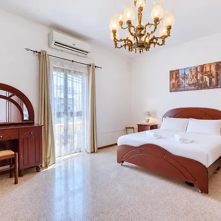 3-bed Maltese In Luqa, Mins To The Airport Holiday home