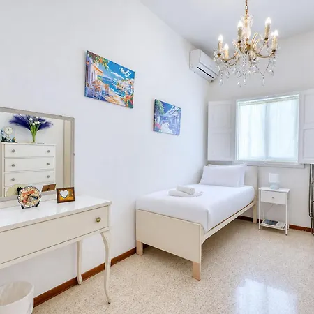 3-bed Maltese In Luqa, Mins To The Airport Luqa