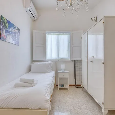 3-bed Maltese In Luqa, Mins To The Airport Holiday home *