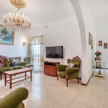 3-bed Maltese In Luqa, Mins To The Airport Holiday home *