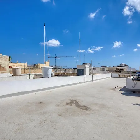 3-bed Maltese In Luqa, Mins To The Airport Holiday home Luqa