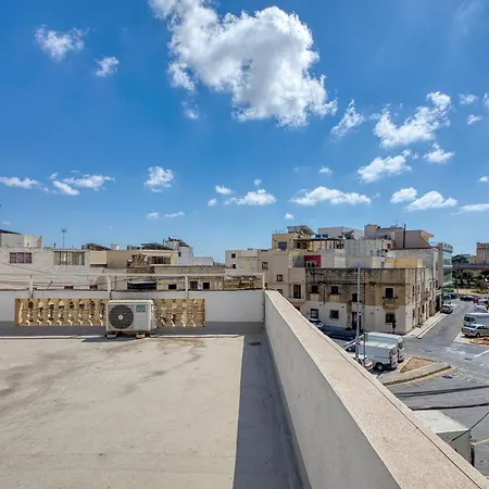 3-bed Maltese In Luqa, Mins To The Airport *