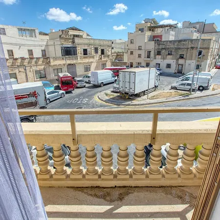 3-bed Maltese In Luqa, Mins To The Airport Holiday home