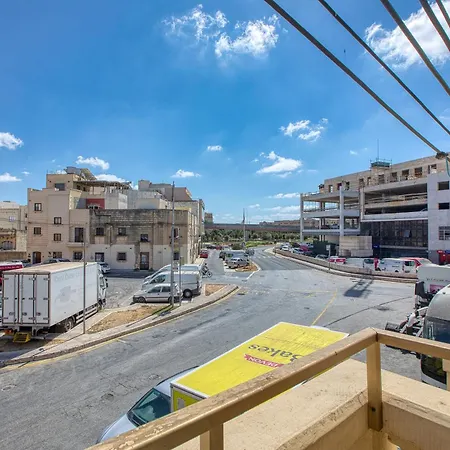 3-bed Maltese In Luqa, Mins To The Airport Holiday home