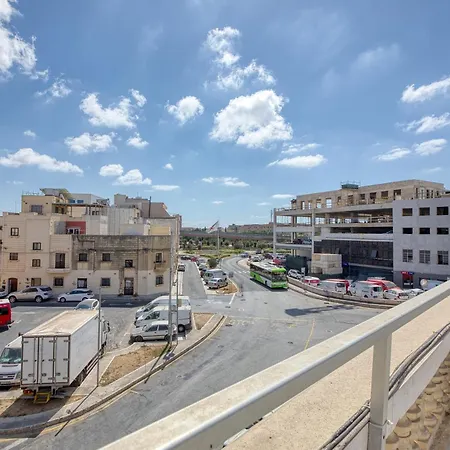 3-bed Maltese In Luqa, Mins To The Airport Holiday home